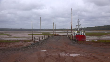 Canadá-Nueva-Escocia-Barco-Rojo-Por-Muelle