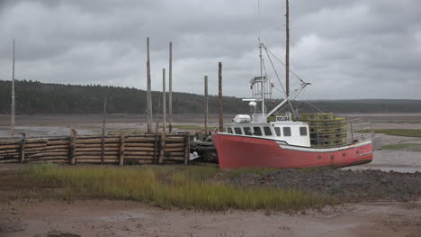 Canadá,-Nueva-Escocia,-Barco-Rojo-Por-Muelle-De-Registro-Bajo-Las-Nubes