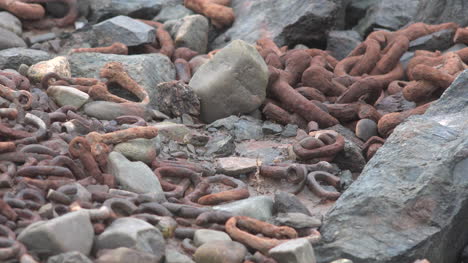 Kanada-Nova-Scotia-Verrostete-Kettenglieder-Und-Felsen