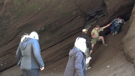 Canadá-Ranger-Ayuda-A-Los-Turistas-En-Hopewell-Rocks