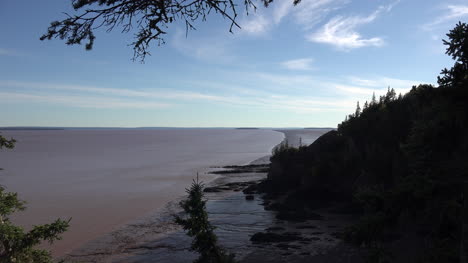 Canadá-Cielo-Azul-Sobre-La-Bahía-De-Fundy-Durante-La-Marea-Baja