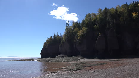 Canadá-Nube-En-Un-Cielo-Azul-Sobre-Las-Rocas-De-Hopewell