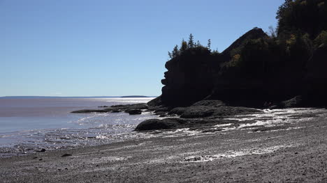 Canadá-Rocas-Oscuras-Y-Cielo-Azul-Junto-A-La-Bahía-De-Fundy
