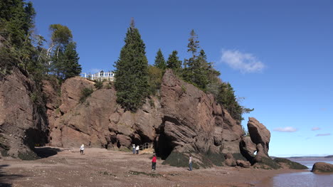 Canadá-Personas-Por-Escalera-De-Escape-En-Hopewell-Rocks