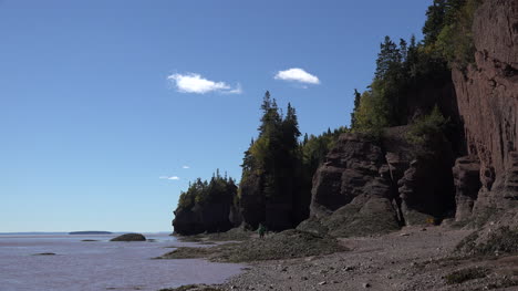 Costa-De-Canadá-Durante-La-Marea-Baja-En-Hopewell-Rocks