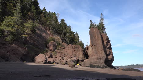 Vista-Soleada-De-Canadá-De-Rocas-Dramáticas-En-Hopewell-Rocks