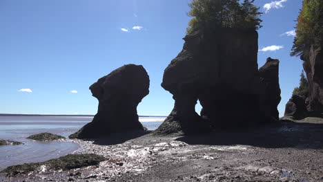 Kanada-Gezeiten-Ziehen-Sich-Durch-Hopewell-Rocks-Zurück