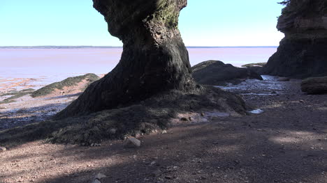 Canadá-Se-Inclina-Hacia-La-Roca-Puntiaguda-Por-La-Bahía-De-Fundy