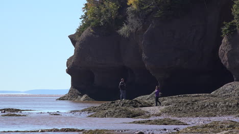 Kanada-Touristenpaar-Bei-Hopewell-Rocks