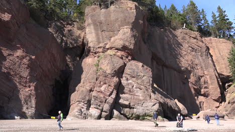 Canada-Tourists-Walk-By-Cliffs-At-Hopewell-Rocks
