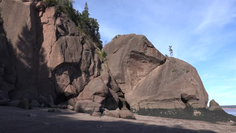 Kanada-Blick-Auf-Abgerundete-Felsen-Bei-Hopewell-Rocks