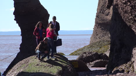 Canada-Zooms-Out-From-People-On-A-Rock-At-Hopewell-Rocks