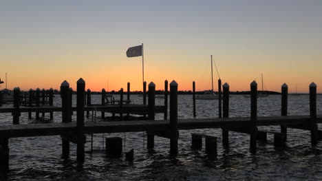 Florida-Key-Largo-Sonnenuntergang-Mit-Docks-Und-Flagge