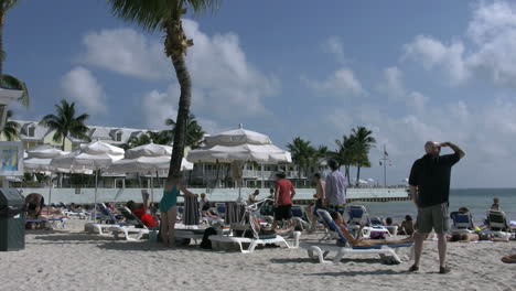 Florida-Key-West,-La-Playa-Más-Meridional-Con-Turistas
