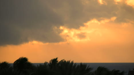 Florida-Key-West-Goldener-Sonnenuntergang,-Wolken-Und-Palmen