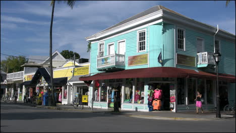 Florida-Key-West-Tiendas-Y-Edificio-En-La-Esquina