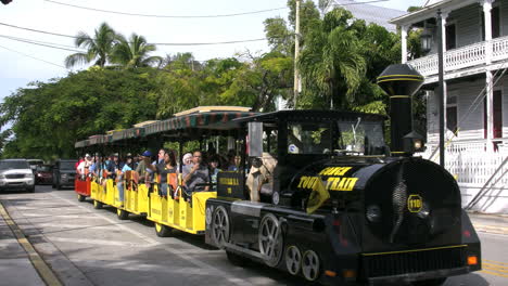 Florida-Key-West-Street-Mit-Touristen-Auf-Offenem-Wagen-Leitartikel