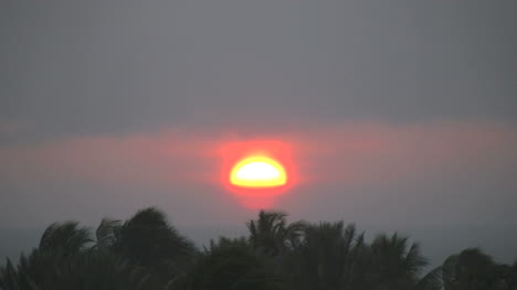 Florida-Key-West-Sol-Moviéndose-Bajo-Una-Nube-Al-Atardecer