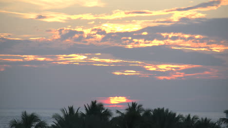 Florida-West-Key-Sunset-Atardecer-Asomando-A-Través-De-Las-Nubes
