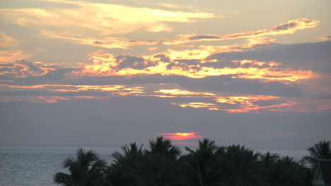 Florida-Key-West-Sonnenuntergang-Durch-Wolken-über-Palmen