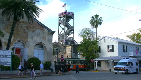 Florida-Key-West-Tower-Y-Turistas-En-La-Calle