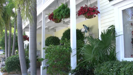 Florida-Key-West-Traditionelle-Hausfans-Und-Hängende-Blumen