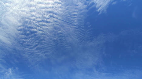 Interessante-Wolken-In-Großer-Höhe