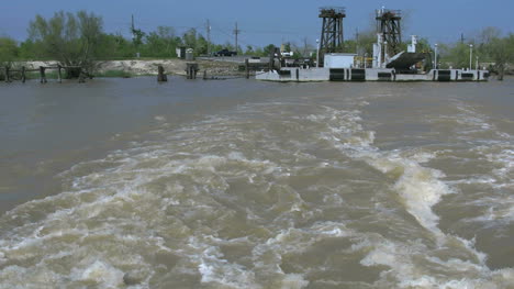 Louisiana-Mississippi-Fähre-Verlässt-Dock