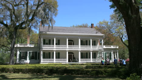 Louisiana-Rosedown-Plantation-House-With-Tourists