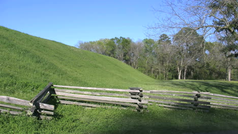 Mississippi-Smaragdhügel-Und-Geteilter-Zaun