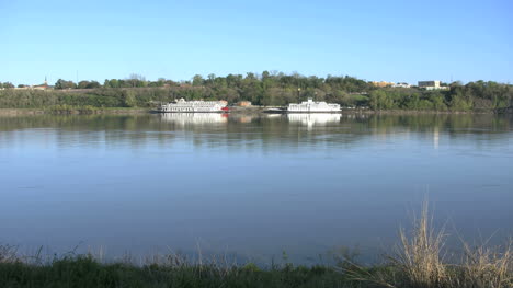 Mississippi-Fluss-Mit-Blick-Auf-Flussboote-In-Natchez