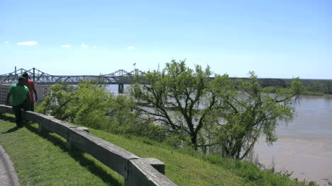 Mississippi-Vicksburg-Lastkahn-Und-Brücke-Mit-Jungs