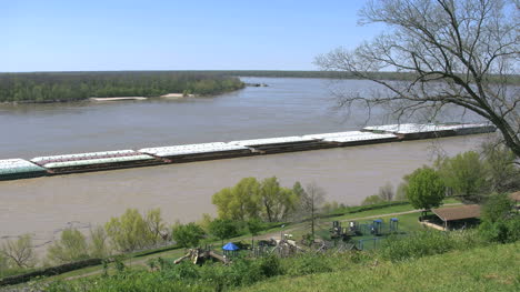 Mississippi-Vicksburg-Lastkahn-Gute-Sicht-Zeitraffer