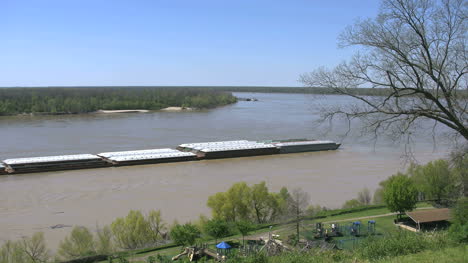 Mississippi-Vicksburg-Barcaza-Moviéndose-Río-Arriba