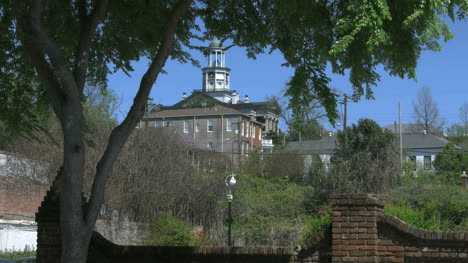 Palacio-De-Justicia-De-Mississippi-Vicksburg-Enmarcado-Por-árbol