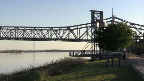 Puente-Sobre-El-Río-Mississippi-En-La-Plataforma-De-Observación-Natchez