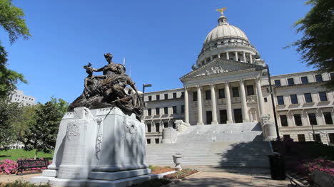Mississippi-Statehouse-Con-Estatua-En-Frente