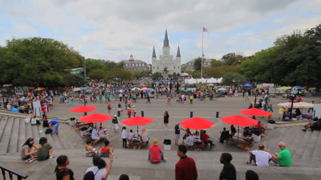 Nueva-Orleans-Jackson-Square-Turistas-Caminando-Por-Escalones