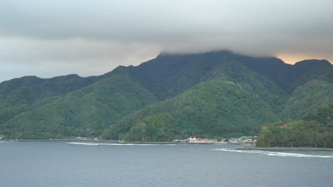 Kirche-Und-Berge-In-Amerikanisch-Samoa