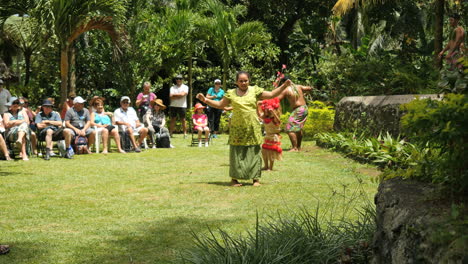 Amerikanisch-samoa-Dorfkinder-Tanzen