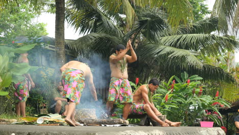Samoa-Americana-Hombres-Bailando-Alrededor-Cocinando-Fuego