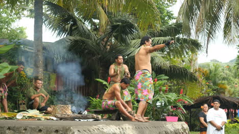 American-Samoa-Village-Hombres-Bailando-Mostrar