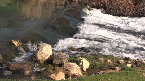 Arkansas-Mammoth-Spring-Zooms-On-Water