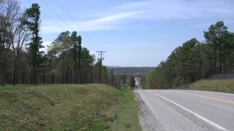 Arkansas-Highway-Durch-Den-Wald