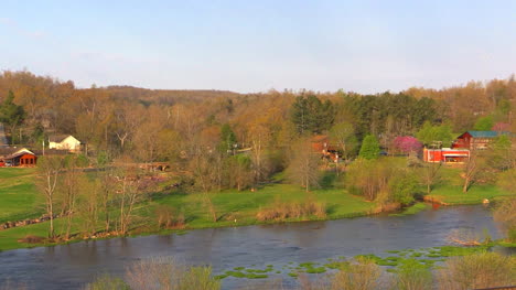 Paisaje-De-Arkansas-En-Spring-Río-Con-Pájaro