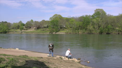 Arkansas-River-Mit-Leuten,-Die-Angeln
