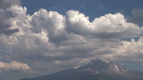 Kalifornien-Mt-Shasta-Unter-Großen-Wolken