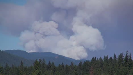 California-Se-Acerca-Para-Humo-Por-Encima-De-La-Autopista