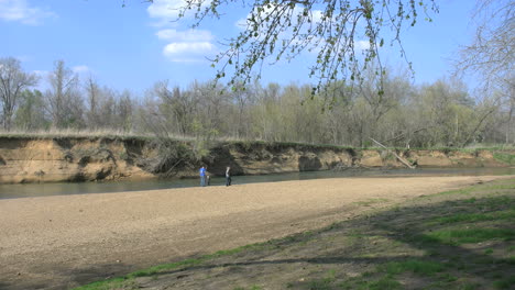 Arroyo-De-Missouri-Y-Banco-De-Arcilla-Con-La-Familia