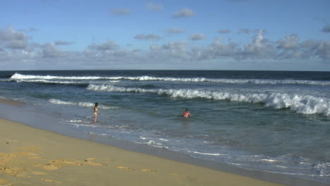 Playa-De-Arena-De-Oahu-Jugando-En-Surf